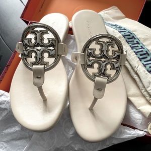 NIB-Tory Burch Metal Miller Soft Sandal in New Cream/Silver size 7.